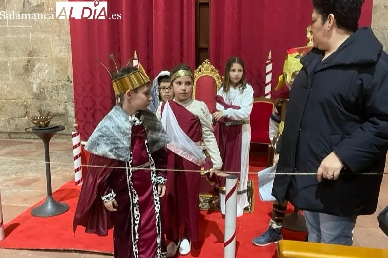 Los alumnos de catequesis representaban un Belen Viviente en la parroquia 
