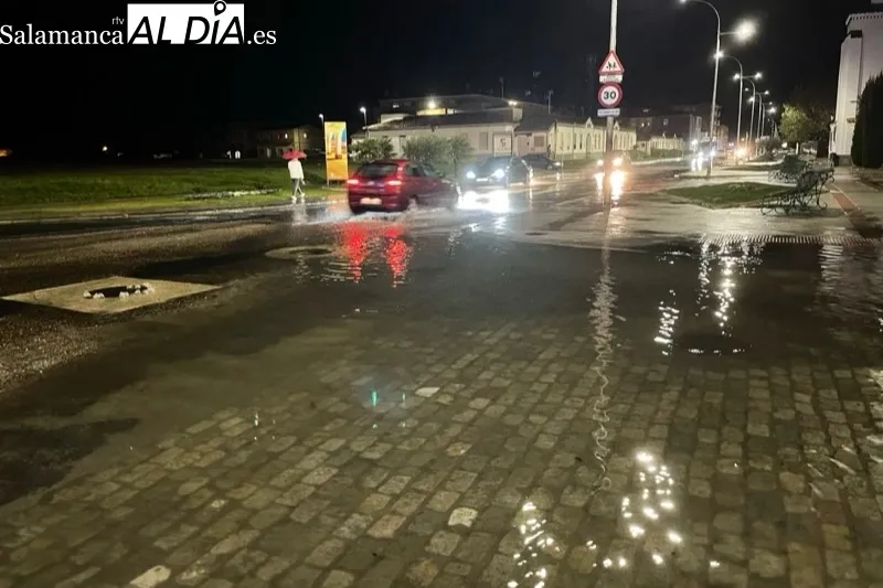 La fuerte tormenta inundaba los accesos a Peñaranda desde la Avenida de Salamanca