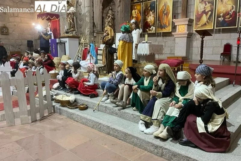 Los alumnos de catequesis representaban un Belen Viviente en la parroquia 