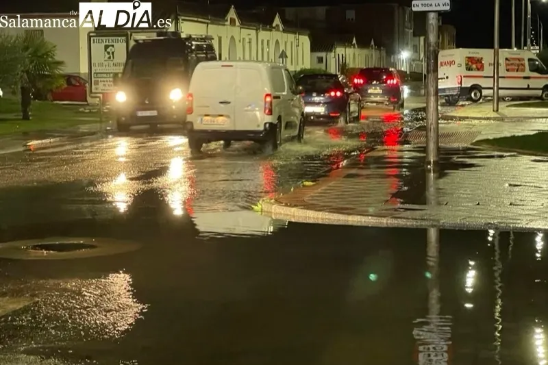 La fuerte tormenta inundaba los accesos a Peñaranda desde la Avenida de Salamanca