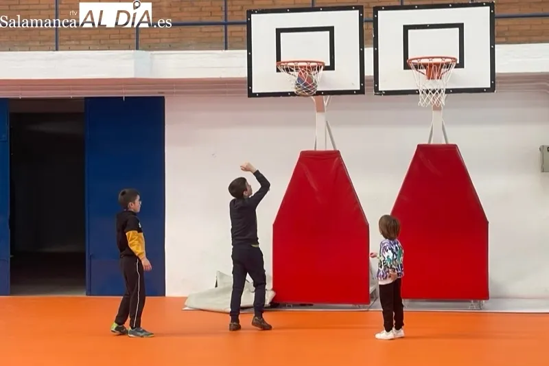 Niños y niñas de diferentes edades participan en la actividad Multideporte