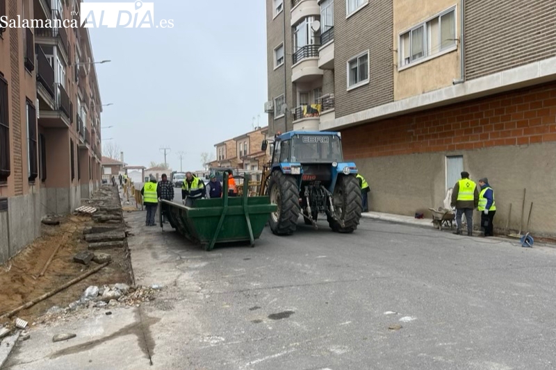 Los nuevos trabajadores del Ayuntamiento comienzan la instrucción de acerados en la calle Miguel de Unamuno 