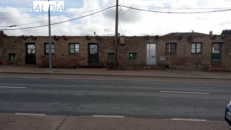 Foto 10 - El Ayuntamiento instala letras con el nombre de 'Lumbrales' en la carretera de la Estaci&oacute;n