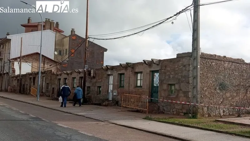 Foto 8 - El Ayuntamiento instala letras con el nombre de 'Lumbrales' en la carretera de la Estaci&oacute;n