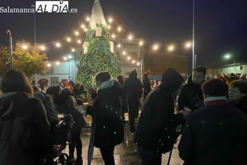 Villoruela encendía este domingo su esperado árbol solidario de Navidad