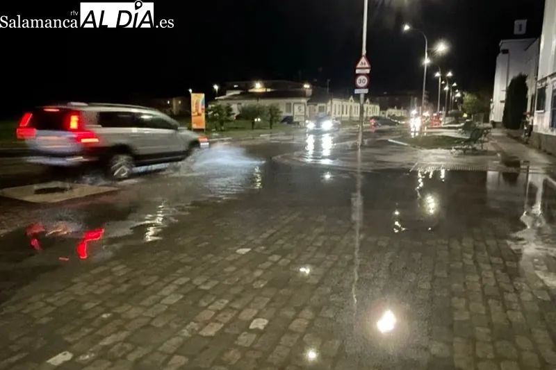 La fuerte tormenta inundaba los accesos a Peñaranda desde la Avenida de Salamanca