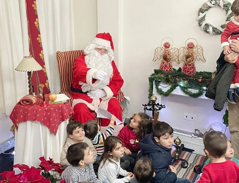 Visita de los niños a la Casa de Papá Noel, que ha abierto sus puertas este martes