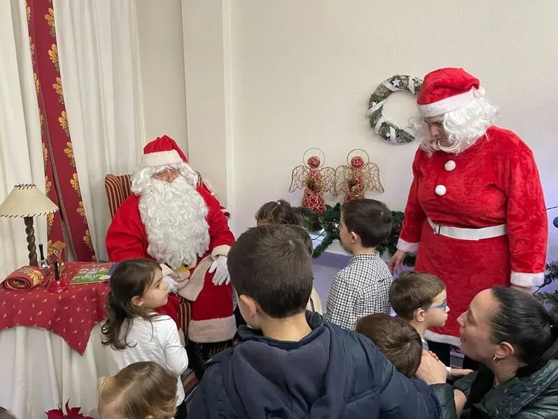 Visita de los niños a la Casa de Papá Noel, que ha abierto sus puertas este martes