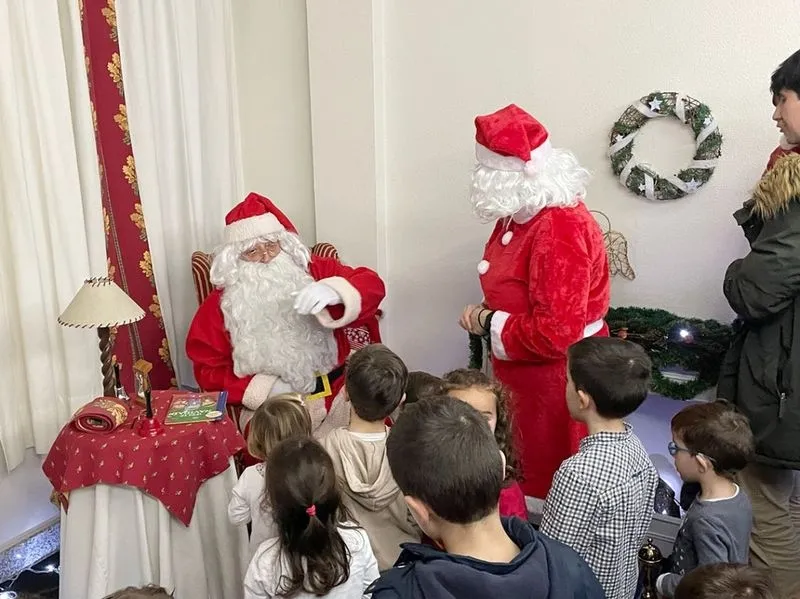 Visita de los niños a la Casa de Papá Noel, que ha abierto sus puertas este martes