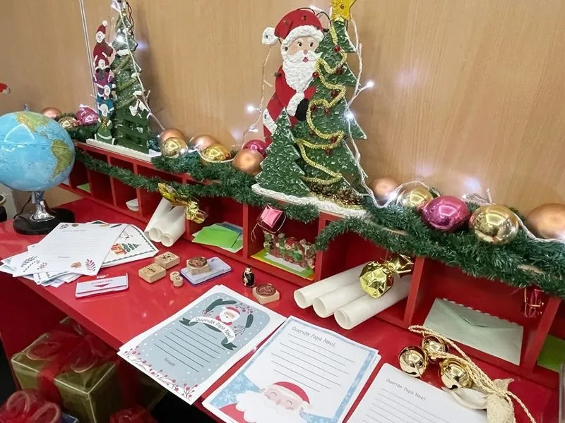 Visita de los niños a la Casa de Papá Noel, que ha abierto sus puertas este martes