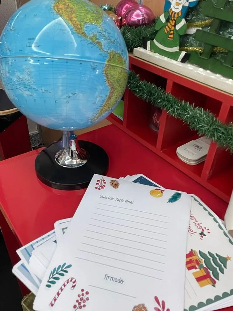 Visita de los niños a la Casa de Papá Noel, que ha abierto sus puertas este martes