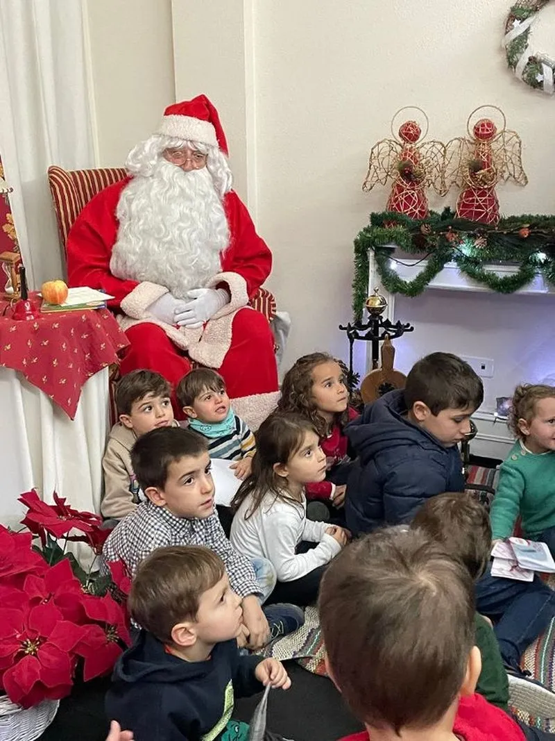 Visita de los niños a la Casa de Papá Noel, que ha abierto sus puertas este martes