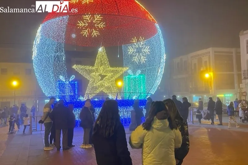 Decenas de personas acudían a la inauguración de la gran bola de Navidad