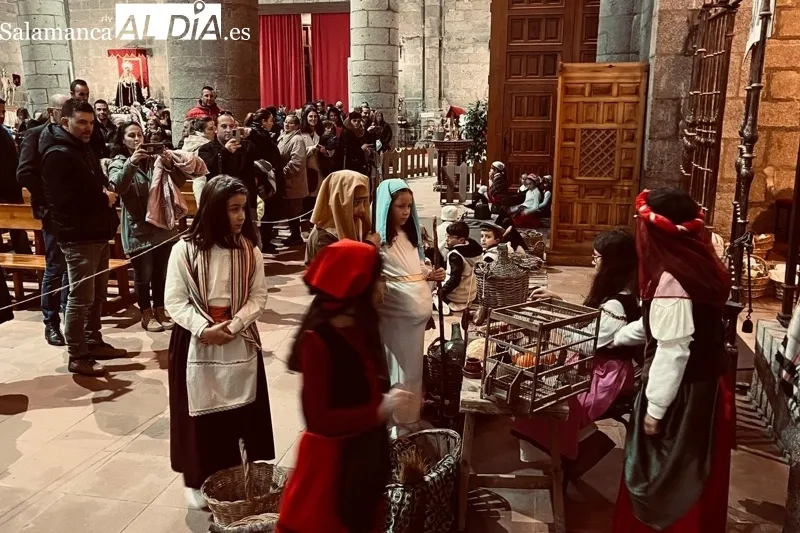 Los alumnos de catequesis representaban un Belen Viviente en la parroquia 