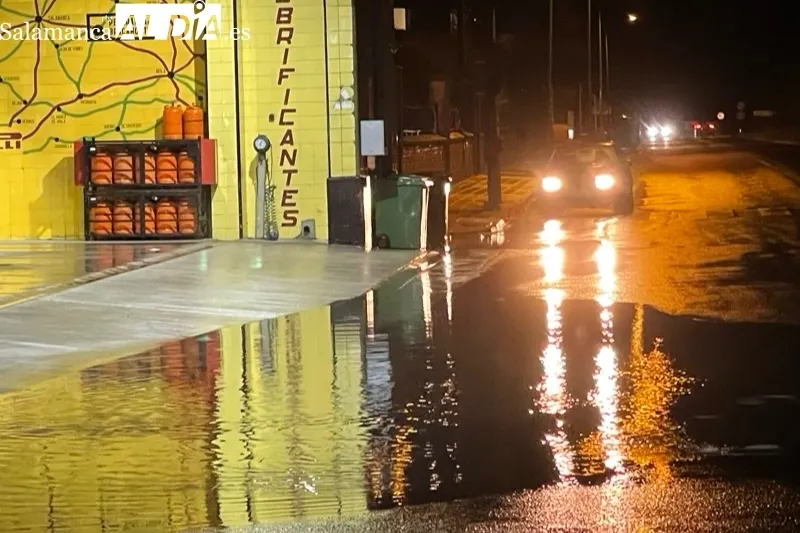 La fuerte tormenta inundaba los accesos a Peñaranda desde la Avenida de Salamanca