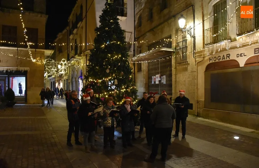Foto 11 - La Coral Renacer ofrece una novedosa actuaci&oacute;n a los pies del &aacute;rbol de la calle Madrid