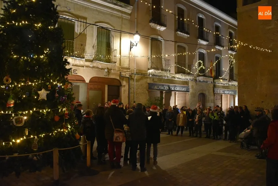 Foto 8 - La Coral Renacer ofrece una novedosa actuaci&oacute;n a los pies del &aacute;rbol de la calle Madrid
