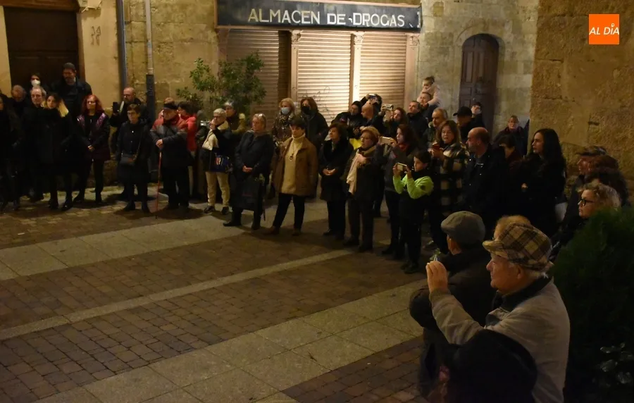Foto 6 - La Coral Renacer ofrece una novedosa actuaci&oacute;n a los pies del &aacute;rbol de la calle Madrid