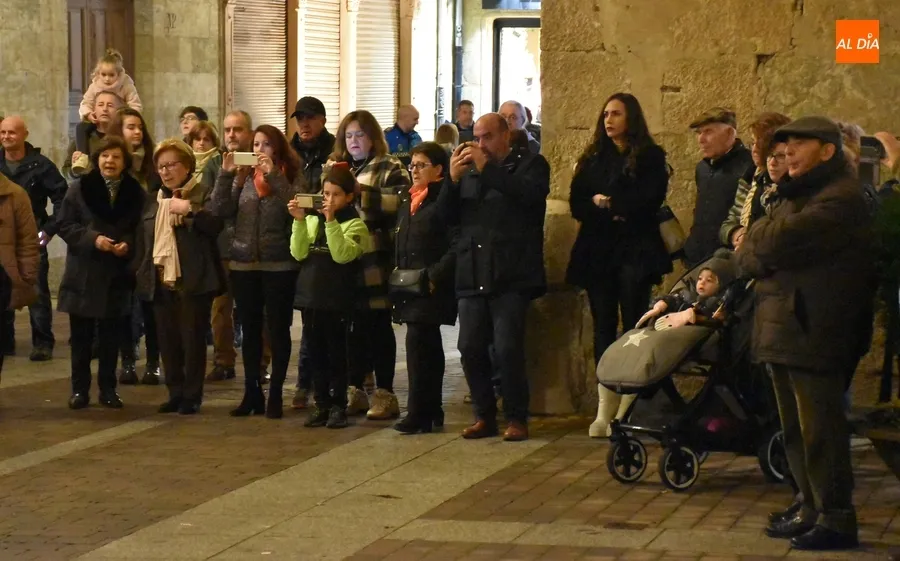 Foto 4 - La Coral Renacer ofrece una novedosa actuaci&oacute;n a los pies del &aacute;rbol de la calle Madrid