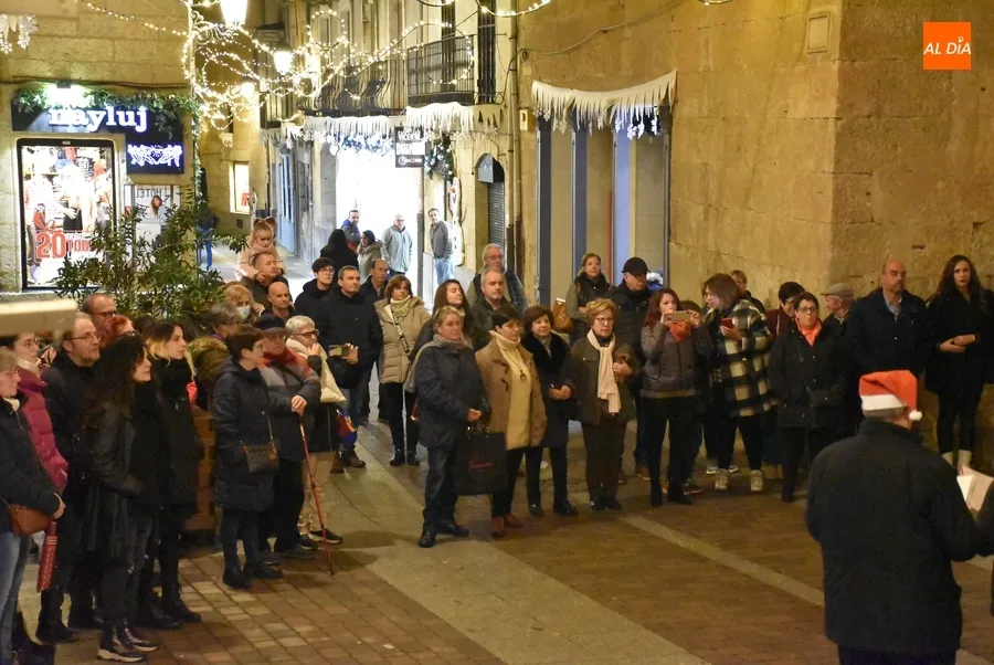 Foto 2 - La Coral Renacer ofrece una novedosa actuaci&oacute;n a los pies del &aacute;rbol de la calle Madrid