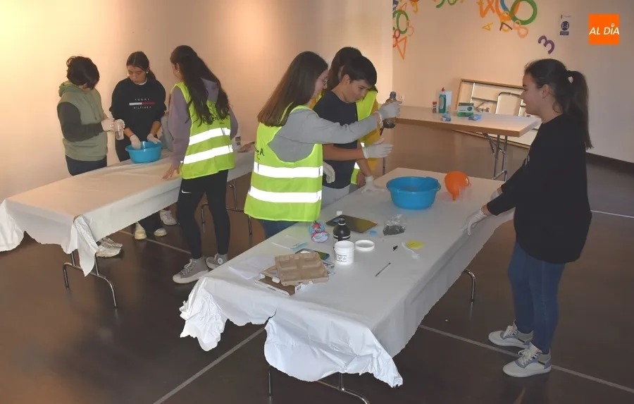 Foto 5 - Ma&ntilde;ana de experimentos en el Centro Joven