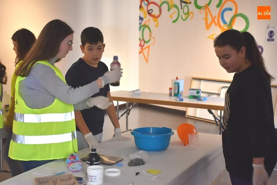 Foto 4 - Ma&ntilde;ana de experimentos en el Centro Joven