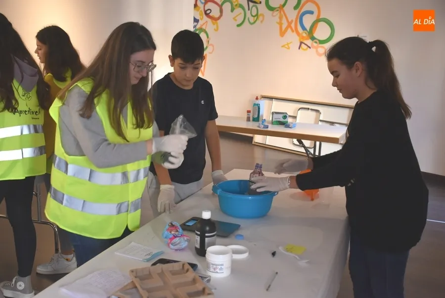 Foto 2 - Ma&ntilde;ana de experimentos en el Centro Joven