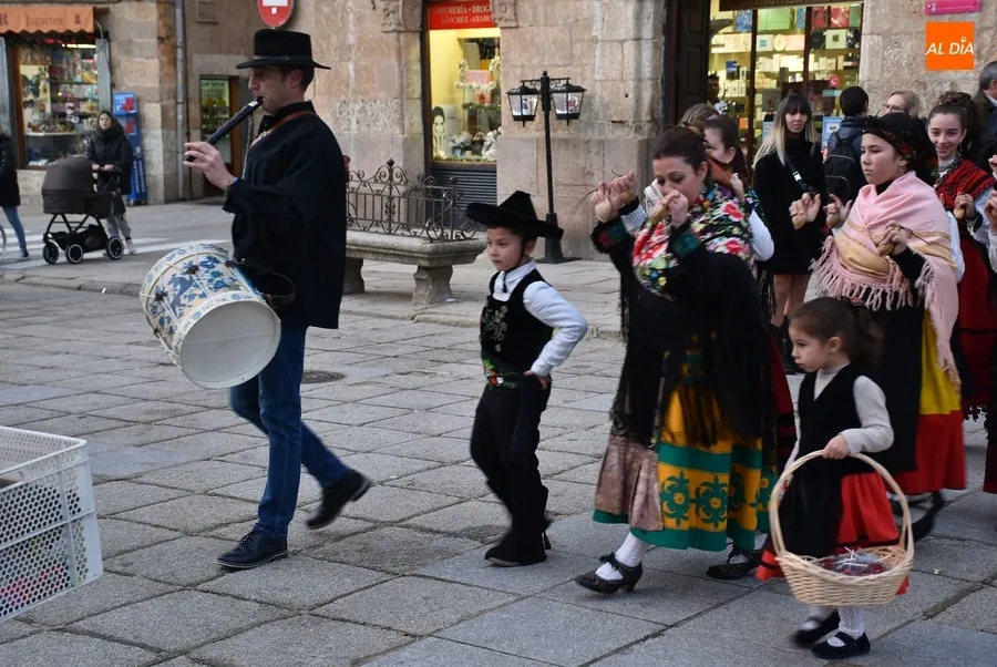 Foto 2 - El grupo Aires Charros le da colorido al centro hist&oacute;rico con m&uacute;ltiples villancicos y bailes