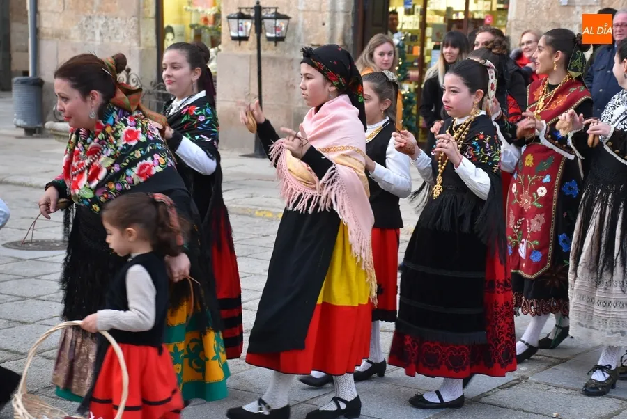 Foto 3 - El grupo Aires Charros le da colorido al centro hist&oacute;rico con m&uacute;ltiples villancicos y bailes