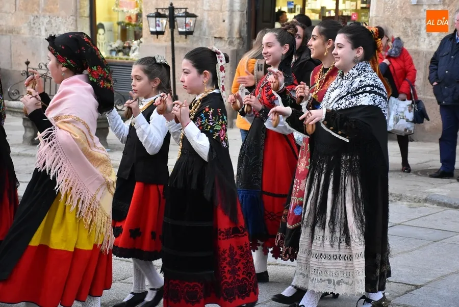 Foto 4 - El grupo Aires Charros le da colorido al centro hist&oacute;rico con m&uacute;ltiples villancicos y bailes