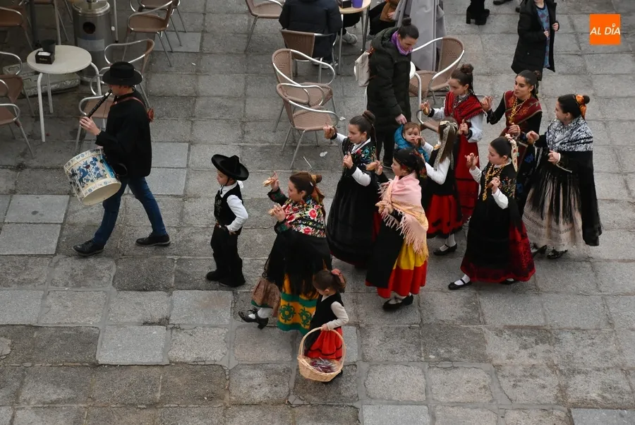Foto 5 - El grupo Aires Charros le da colorido al centro hist&oacute;rico con m&uacute;ltiples villancicos y bailes