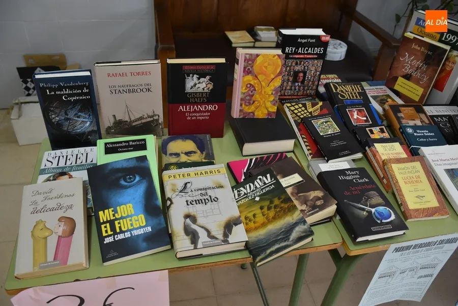 Foto 5 - El IES Tierra suma un puesto de libros a su mercadillo solidario