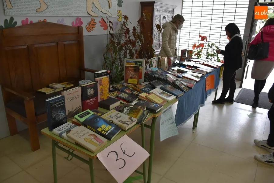 Foto 3 - El IES Tierra suma un puesto de libros a su mercadillo solidario
