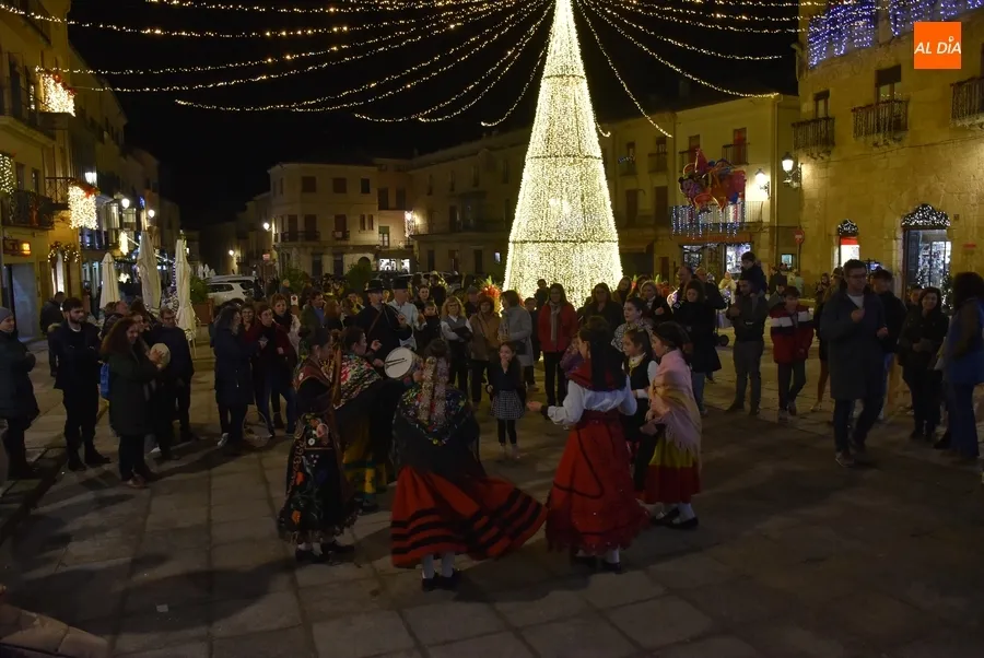 Foto 11 - El grupo Aires Charros le da colorido al centro hist&oacute;rico con m&uacute;ltiples villancicos y bailes
