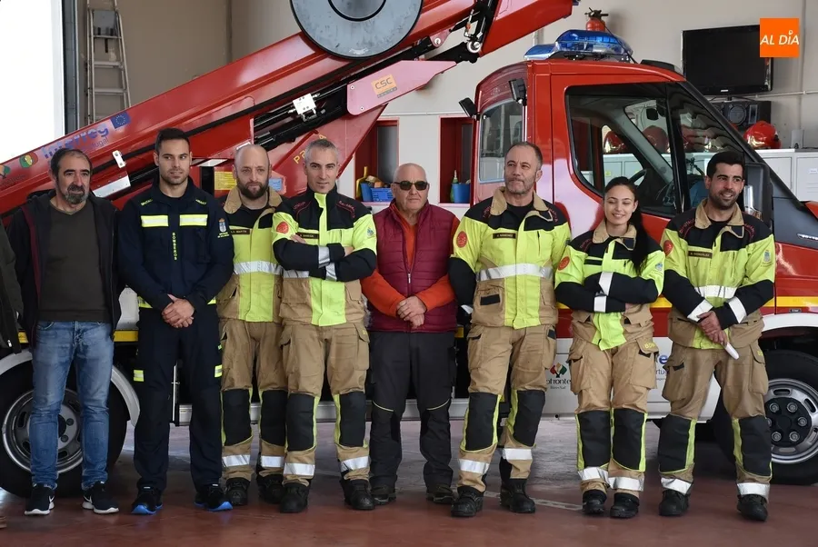 Foto 3 - Los Bomberos reciben un veh&iacute;culo con cesta y un armario compresor para botellas de aire