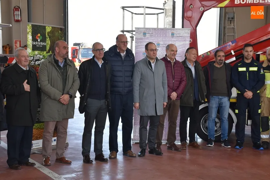 Foto 4 - Los Bomberos reciben un veh&iacute;culo con cesta y un armario compresor para botellas de aire