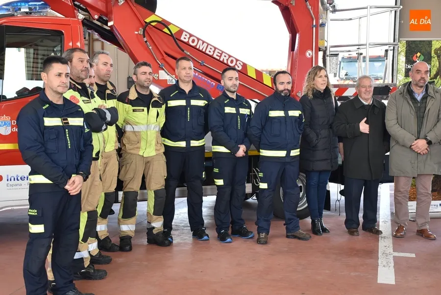 Foto 5 - Los Bomberos reciben un veh&iacute;culo con cesta y un armario compresor para botellas de aire
