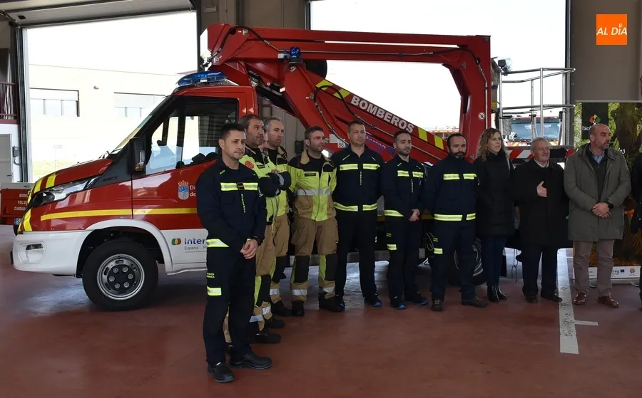 Foto 6 - Los Bomberos reciben un veh&iacute;culo con cesta y un armario compresor para botellas de aire