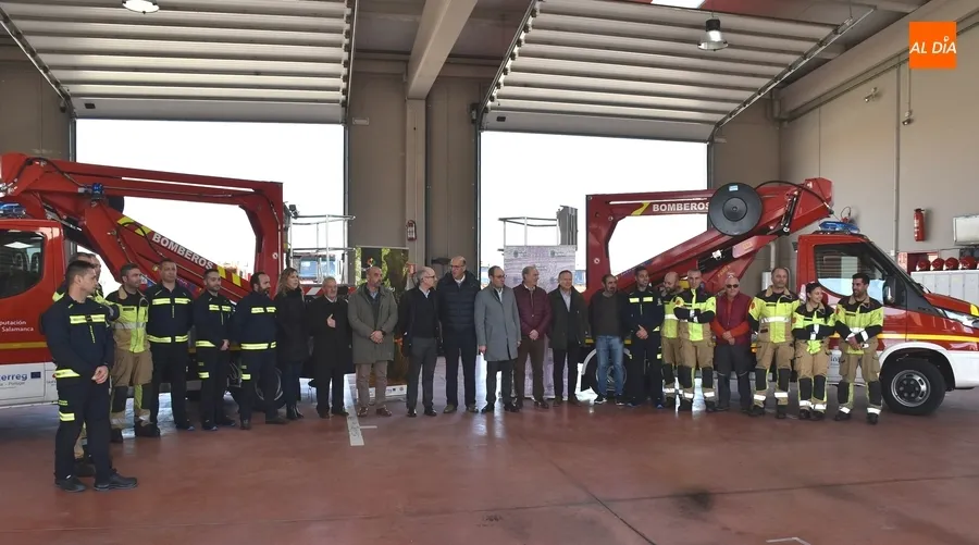 Foto 7 - Los Bomberos reciben un veh&iacute;culo con cesta y un armario compresor para botellas de aire