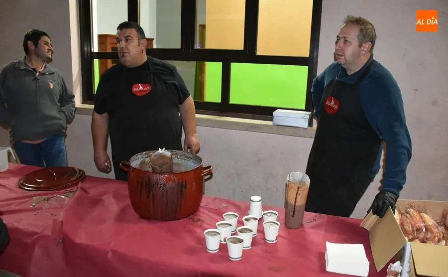 Foto 2 - Unas 200 personas endulzan la tarde en la recuperada chocolatada de la AMPA de San Francisco
