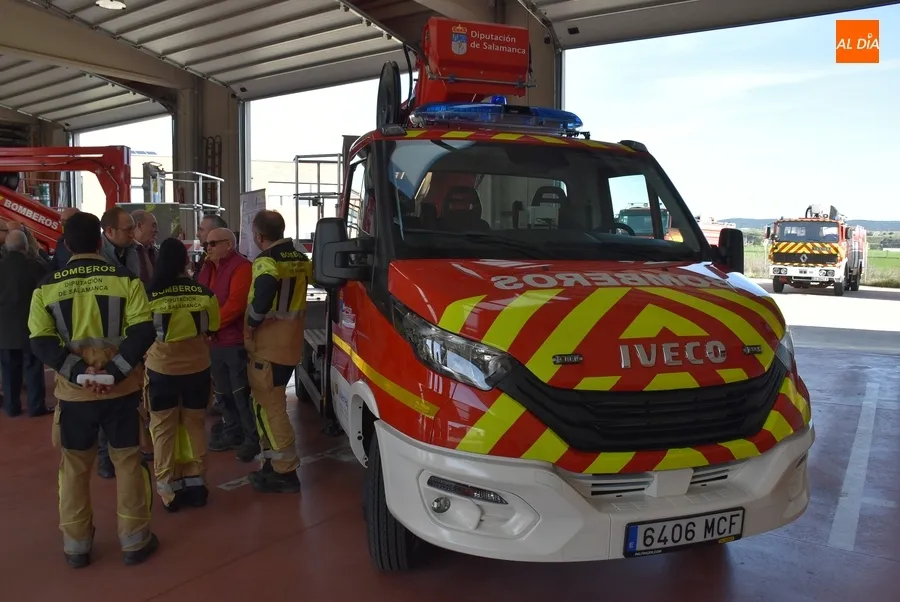 Foto 8 - Los Bomberos reciben un veh&iacute;culo con cesta y un armario compresor para botellas de aire