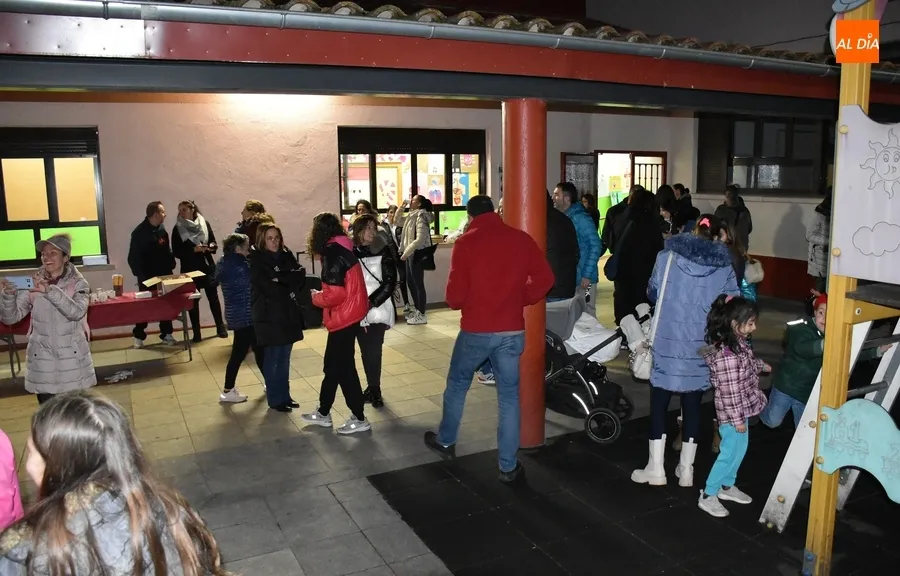 Foto 4 - Unas 200 personas endulzan la tarde en la recuperada chocolatada de la AMPA de San Francisco