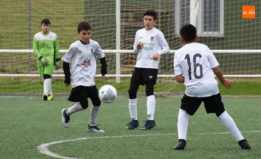 Foto 6 - #M | 17-18 DIC | El Alev&iacute;n A del Ciudad Rodrigo despide el a&ntilde;o con una amplia goleada