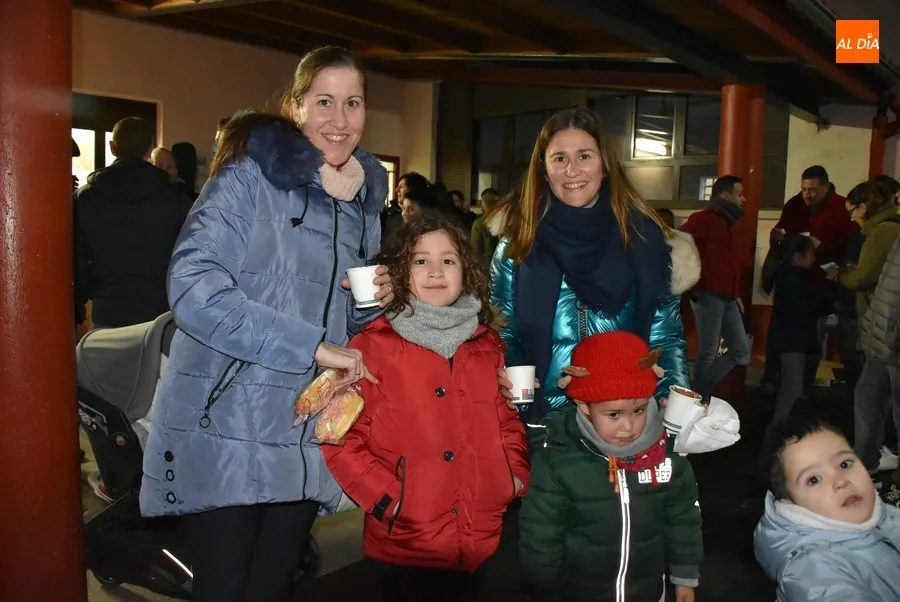 Foto 6 - Unas 200 personas endulzan la tarde en la recuperada chocolatada de la AMPA de San Francisco
