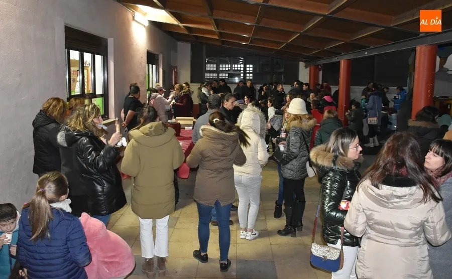 Foto 8 - Unas 200 personas endulzan la tarde en la recuperada chocolatada de la AMPA de San Francisco