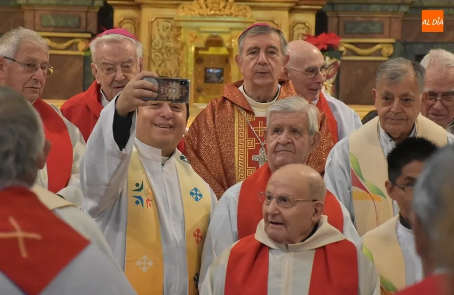 Foto 10 - El presbiterio diocesano celebra su cl&aacute;sica convivencia navide&ntilde;a