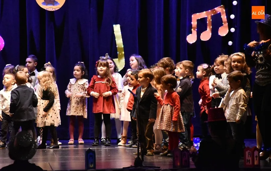 Foto 7 - La luz gu&iacute;a la doble funci&oacute;n navide&ntilde;a del Colegio Misioneras-Santa Teresa