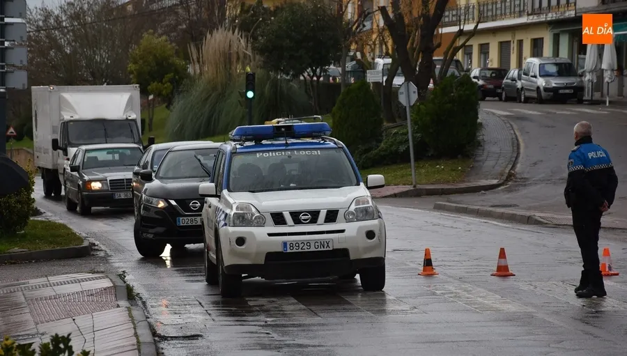 Foto 2 - Un cami&oacute;n-cisterna derrama gasoil en la Avenida de Portugal complicando a&uacute;n m&aacute;s el tr&aacute;fico