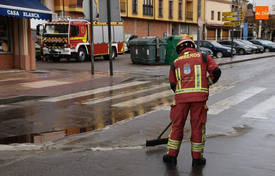 Foto 3 - Un cami&oacute;n-cisterna derrama gasoil en la Avenida de Portugal complicando a&uacute;n m&aacute;s el tr&aacute;fico