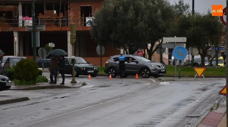 Foto 4 - Un cami&oacute;n-cisterna derrama gasoil en la Avenida de Portugal complicando a&uacute;n m&aacute;s el tr&aacute;fico